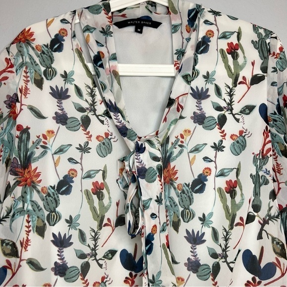 Walter Baker Women's Pullover Blouse Floral Bell Sleeve Tie Neck Lined Flowy M - Picture 4 of 9